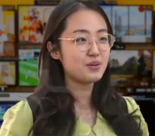 중국의 한 여학생이 명문대학인 베이징 대학에 합격한 뒤에야 TV를 살 수 있었다고 고백해 논쟁이 벌어졌다.<홍콩 사우스차이나모닝포스트 보도 캡처>